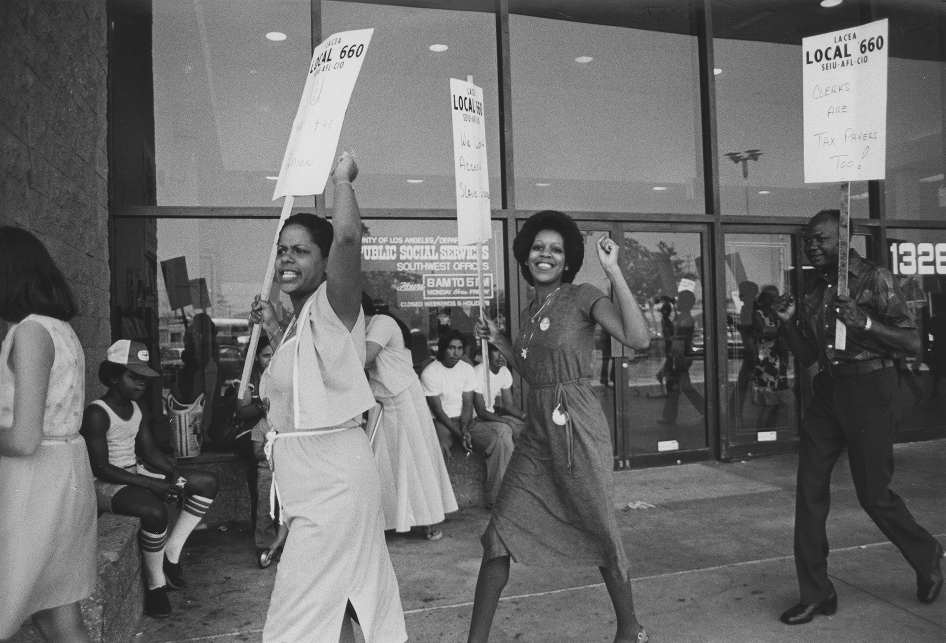 Local 660 members protesting, circa 1975-1985, outside of the LA County's Department of Public Social Services.