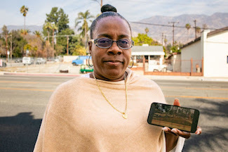 Felisa showing a picture on her phone